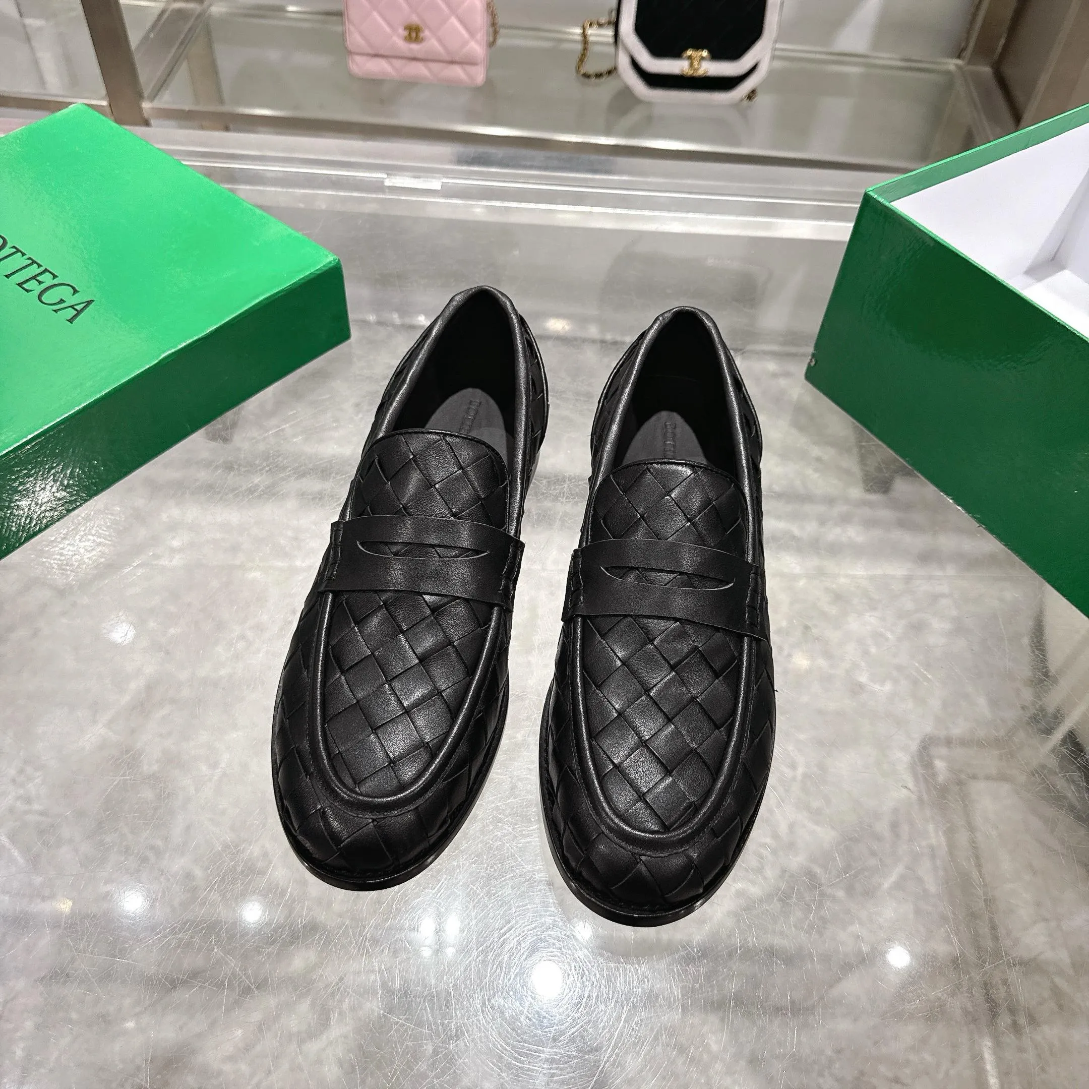 [BV] Top P: 820💰Size for couples: Female 35-39 Male 39--44 (Female 40. Male 38.45.46.47 customization is not returnable) [Note‼ ️] Add 💰 to size 46, add 💰 to size 47. Bottega Veneta small round toe braided formal leather shoes for couples in 2026 spring counters! Grained cowhide woven! Solid color Niuli! Leather outsole! [Rose][Rose]! Purely hand-woven and operated, the original board is reproduced one-to-one! quality assurance!